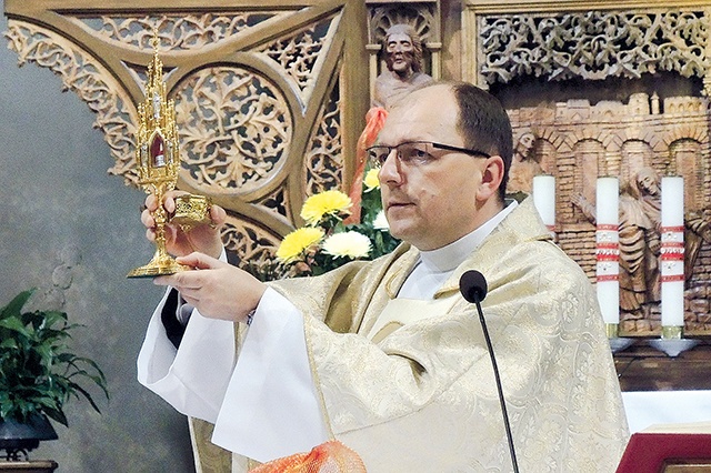 ▲	Ks. dr Szymon Tracz pobłogosławił uczestników uroczystości relikwiami św. Józefa Bilczewskeigo i bł. Jakuba Strzemię. 
