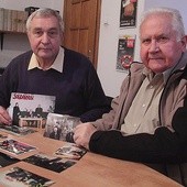 Andrzej Michałowski (z lewej) i Czesław Nowak wspominają swojego duszpasterza.