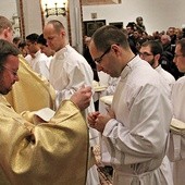 Na znak przyjęcia do stanu duchownego wyświęceni zostali ubrani w szaty diakonów.