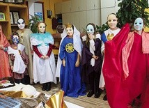 ▲	Warsztaty odbyły się w sobotę 28 października. Ich organizatorem było Stowarzyszenie Kulturalne „Viva art.” i Centrum Spotkań Europejskich „Światowid”. Nad całością czuwała Emilia Piaściuk.