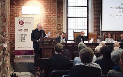 ▲	Organizatorami konferencji, która odbyła się 24 października, były Biblioteka Elbląska im. Cypriana Norwida oraz parafia ewangelicko-augsburska w Elblągu.