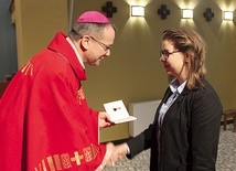 ▲	Indeksy nowym studentom wręczył bp Tadeusz Lityński.