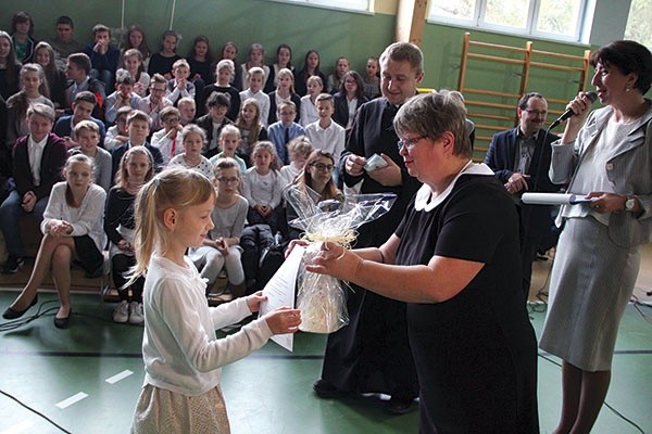 ▲	Elżbieta Iwaniec, dyrektor SP nr 8, wręcza nagrodę Julii Świecińskiej, najmłodszej uczestniczce. 