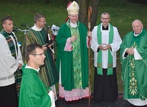 ▼	Misje poprowadzili bp Piotr Turzyński i ks. Andrzej Jędrzejewski (na pierwszym planie).