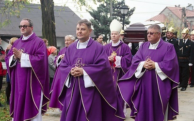 Uroczystościom pogrzebowym przewodniczył ks. infułat Adam Kokoszka.