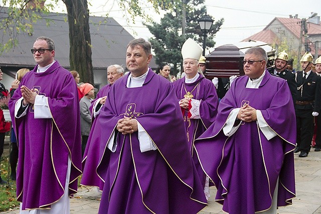 Uroczystościom pogrzebowym przewodniczył ks. infułat Adam Kokoszka.