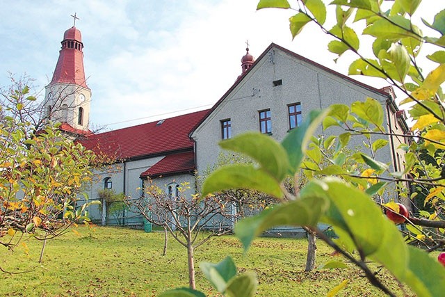 ◄	Kościół w Gaszowicach. Z prawej – „zamek”.