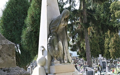 	Nagrobna figura kobiety to jeden z najciekawszych pomników na cmentarzu w Krzczonowie.