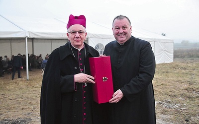 Abp Stanisław Budzik z relikwiami patrona, obok ks. Bogdan Zagórski.