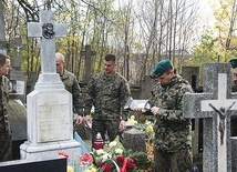 Żołnierze i oficerowie 5 Mazowieckiej Brygady Obrony Terytorialnej porządkowali m.in. grób por. Romana Dziemieszkiewicza, ps. Pogoda.