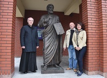 – Ten posąg nie tylko cieszy oko, ale może też nam pomagać w przeżywaniu wiary – uważa ks. proboszcz Andrzej Gajewski. Na zdjęciu z Aleksandrem Porożniukiem i jego żoną Elżbietą.