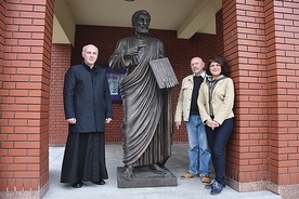 – Ten posąg nie tylko cieszy oko, ale może też nam pomagać w przeżywaniu wiary – uważa ks. proboszcz Andrzej Gajewski. Na zdjęciu z Aleksandrem Porożniukiem i jego żoną Elżbietą.