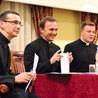 W czasie dyskusji ks. Grzegorzowi Szumerze towarzyszyli ks. Marcin Dolak i kleryk z seminaryjnego koła naukowego.