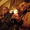 Pielgrzymi słuchają nagrań fragmentów przemówień św. Jana Pawła II.