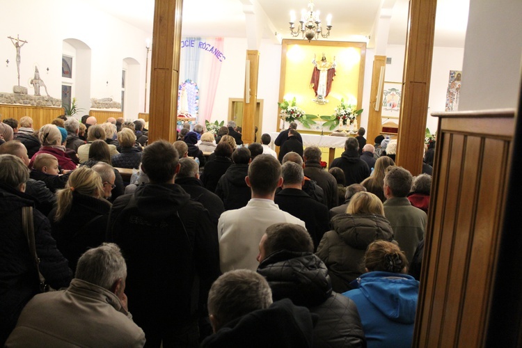 Zakończenie peregrynacj figurki Matki Bożej Fatimskiej w deicezji świdnickiej 