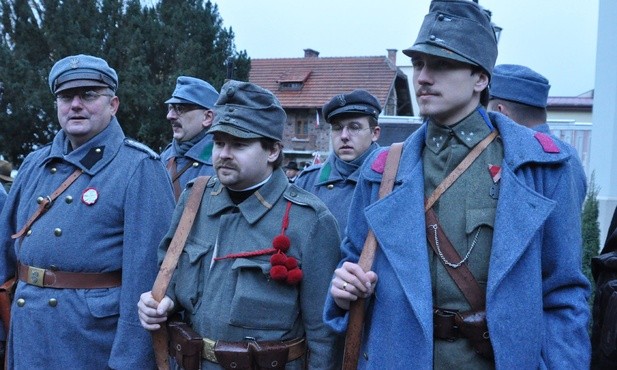 Zołnierze austriaccy czekają na rozbrojenie