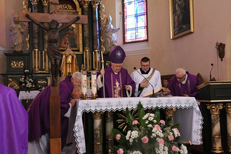 Msza pogrzebowa ks. Kazmierza Gajdy w Klementowicach