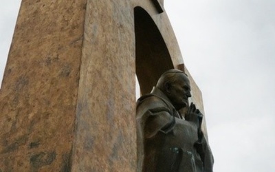 Ponad 26 tys. osób podpisało się pod petycją w obronie krzyża na pomniku Jana Pawła II