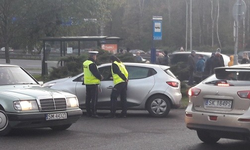 Patrol policji pod cmentarzem w Nikiszowcu 