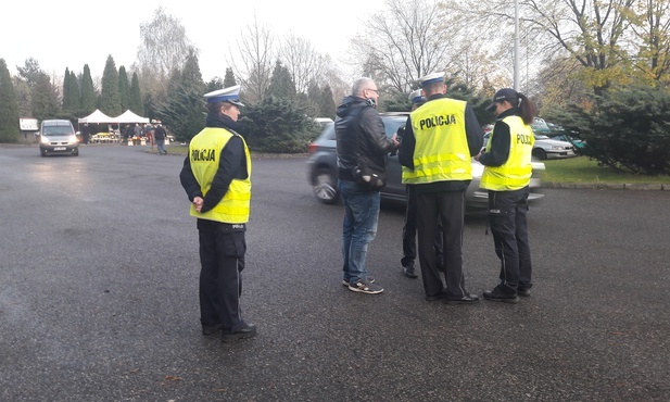 Policjanci prowadzą akcję "Znicz"