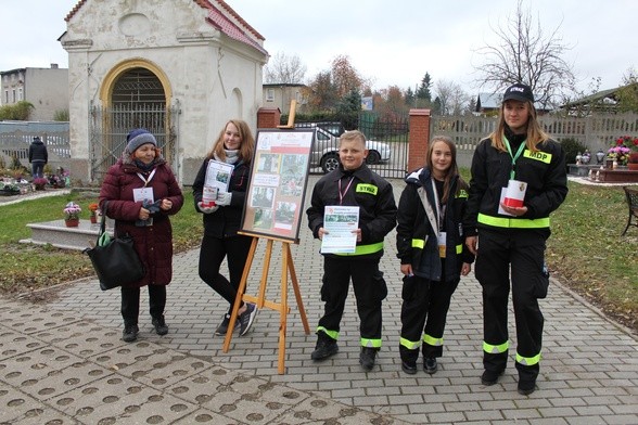 Wolontariusze podczas kwesty na międzyleskim cmentarzu. Trójka z nich należy do Młodzieżowej Straży Pożarnej. Młodzi postanowili weprzeć swoją nauczycielkę w tym projekcie