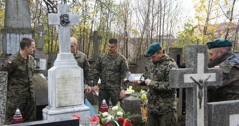 Żołnierze przy mogile Mieczysława Dziemieszkiewicza, rodzonego brata słynnego "Roja", na cmentarzu katolickim w Ciechanowie