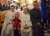 W Łęczycy czwórka dzieci do świątyni przybyła przebrana za świętych