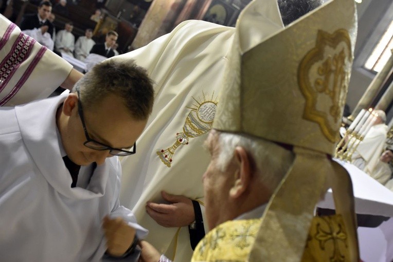 Nałożenie tunik i przyjęcie kandydatów do kapłaństwa