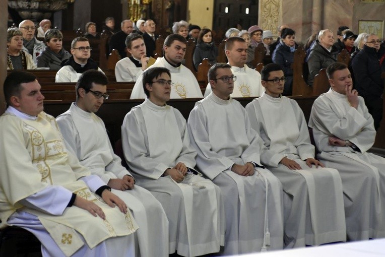 Nałożenie tunik i przyjęcie kandydatów do kapłaństwa