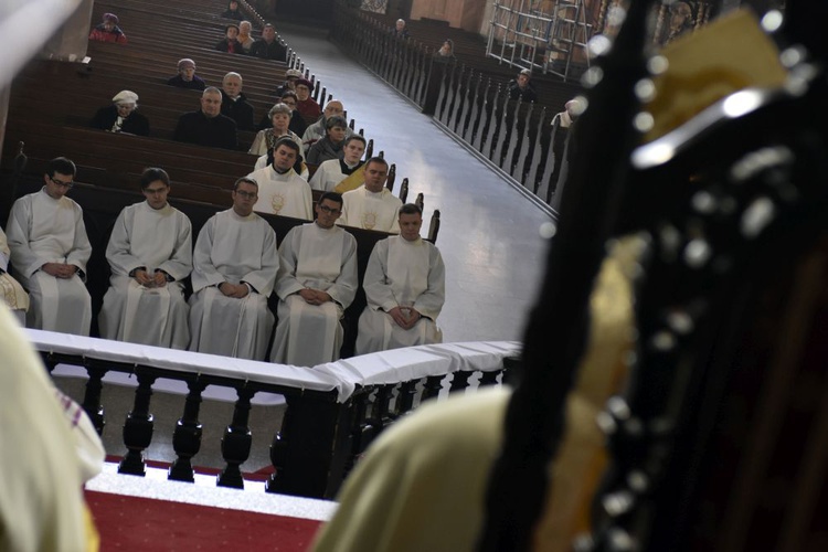 Nałożenie tunik i przyjęcie kandydatów do kapłaństwa