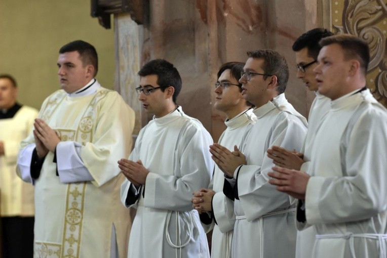 Nałożenie tunik i przyjęcie kandydatów do kapłaństwa