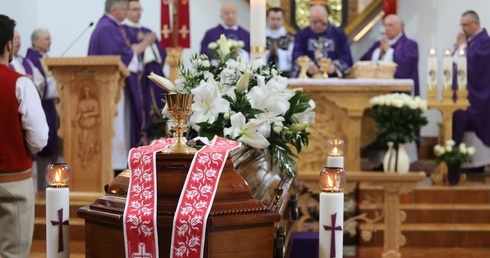 W ciągu ostatniego roku pożegnaliśmy kapłanów naszej diecezji. Na zdjęciu pogrzeb śp. ks. kan. Borysa Kroczka