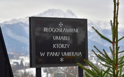 Nad mogiłami górują ośnieżone Tatry 