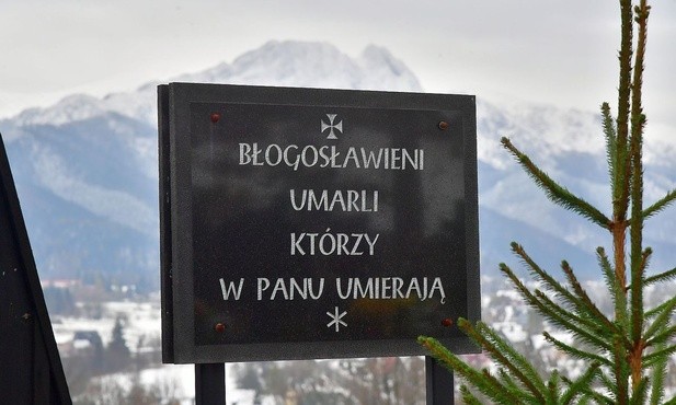 Nad mogiłami górują ośnieżone Tatry 