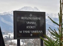 Nad mogiłami górują ośnieżone Tatry 