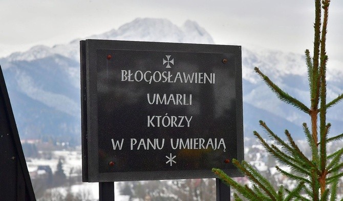 Nad mogiłami górują ośnieżone Tatry 