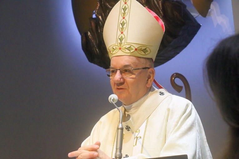 Abp Stanisław Budzik przewodniczył Mszy na cmentarzu przy ul. Lipowej