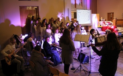 Modlitewny wieczór w kościele Chrystusa Dobrego Pasterza przebiegał w atmosferze uwielbienia Boga śpiewem