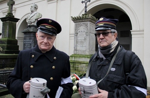 Przy grobie Stanisława Wysockiego, projektanta i budowniczego Drogi Żelaznej Warszawsko-Wiedeńskiej, kwestowali  w dawnych kolejarskich mundurach Andrzej Paszke i Marek Moczulski z Polskiego Stowarzyszenia Miłośników Kolei