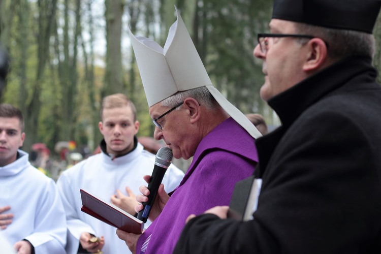 Obchody Wszystkich Świętych na cmentarzu komunalnym w Koszalinie