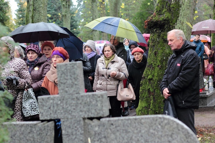 Obchody Wszystkich Świętych na cmentarzu komunalnym w Koszalinie