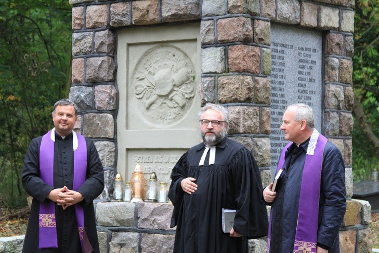 Ks. Szymon Czembor, proboszcz parafii ewangelickiej w Płocku z księżmi proboszczami gostynińskich parafii: Sławomirem Wiśniewskim i Ryszardem Kruszewskim