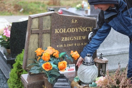 Znaki pamięci na grobach opozycjonistów