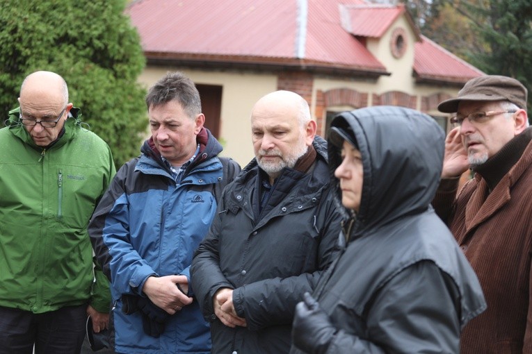 Znaki pamięci na grobach opozycjonistów