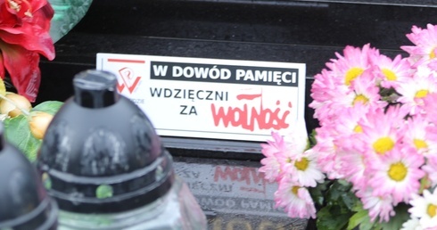 Tabliczki z napisem: Wdzięczni za wolność stały się znakiem pamięci...