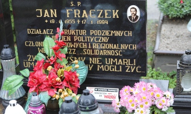 Przedstawiciele stowarzyszenia Podbeskidzie Wspólna Pamięć odwiedzili m.in. grób Jana Frączka na bielskim cmentarzu komunalnym w Kamienicy