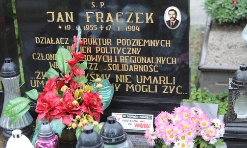 Przedstawiciele stowarzyszenia Podbeskidzie Wspólna Pamięć odwiedzili m.in. grób Jana Frączka na bielskim cmentarzu komunalnym w Kamienicy