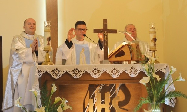 Koncelebrowanej Eucharystii poświęcenia kaplicy w Wieprzu przewodniczył ks. dr Marek Studenski, wikariusz generalny
