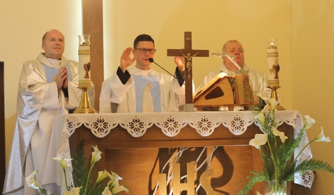 Koncelebrowanej Eucharystii poświęcenia kaplicy w Wieprzu przewodniczył ks. dr Marek Studenski, wikariusz generalny