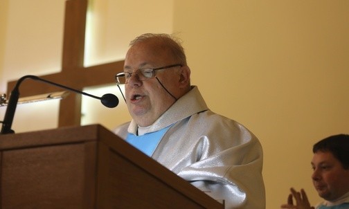 Dekret o erygowaniu nowej kaplicy MB Fatimskiej odczytał dziekan ks. kan. Piotr Pokojnikow